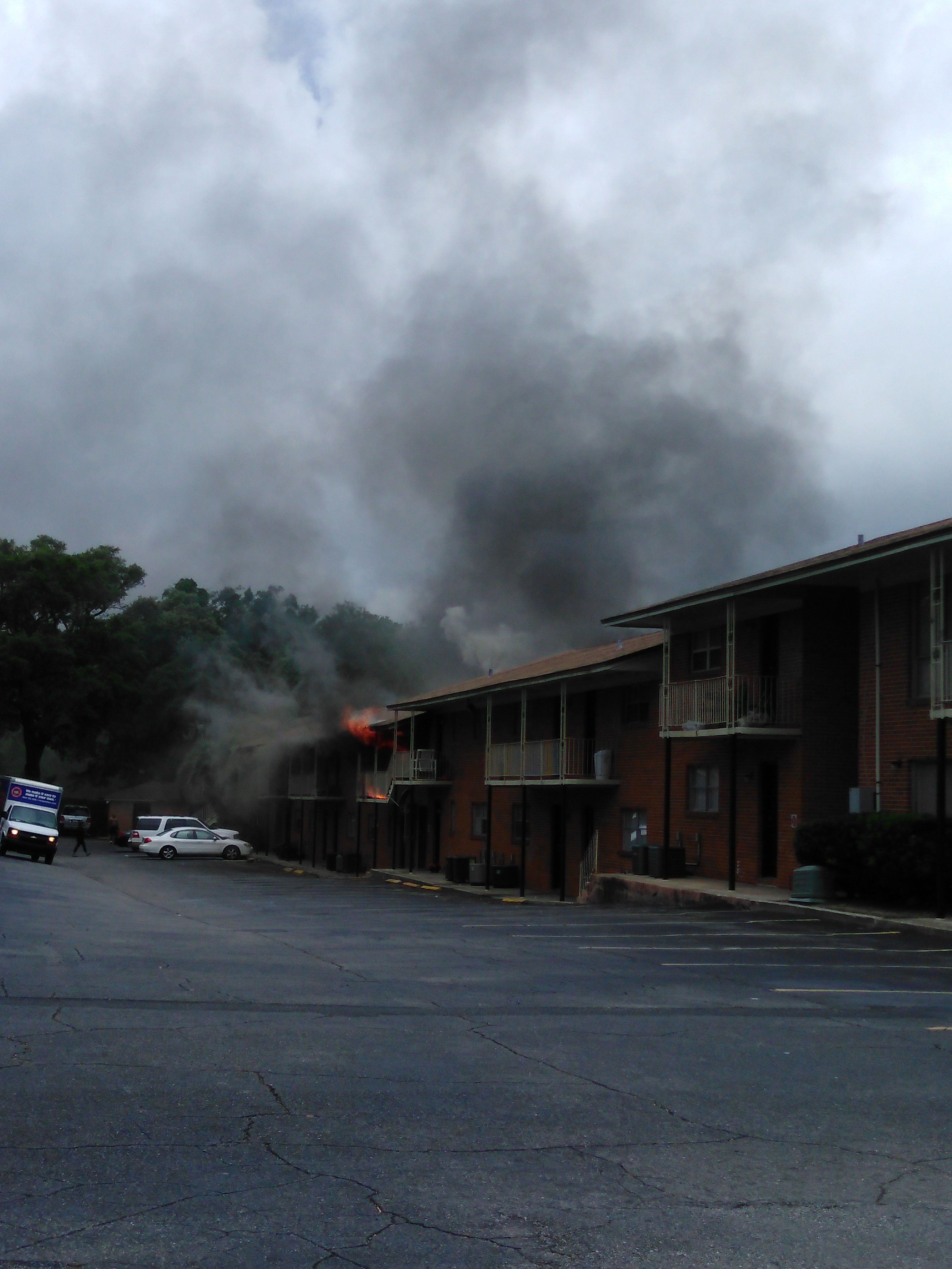 Apartment fire causes damage off Arlington Expressway